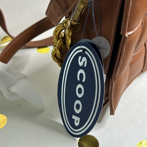 Scoop brown vegan leather woven handbag with gold chain and vegan leather straps - Picture 4 of 7